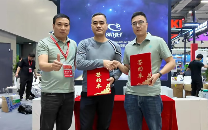 莱斯广告引进飞行船双面喷绘机
